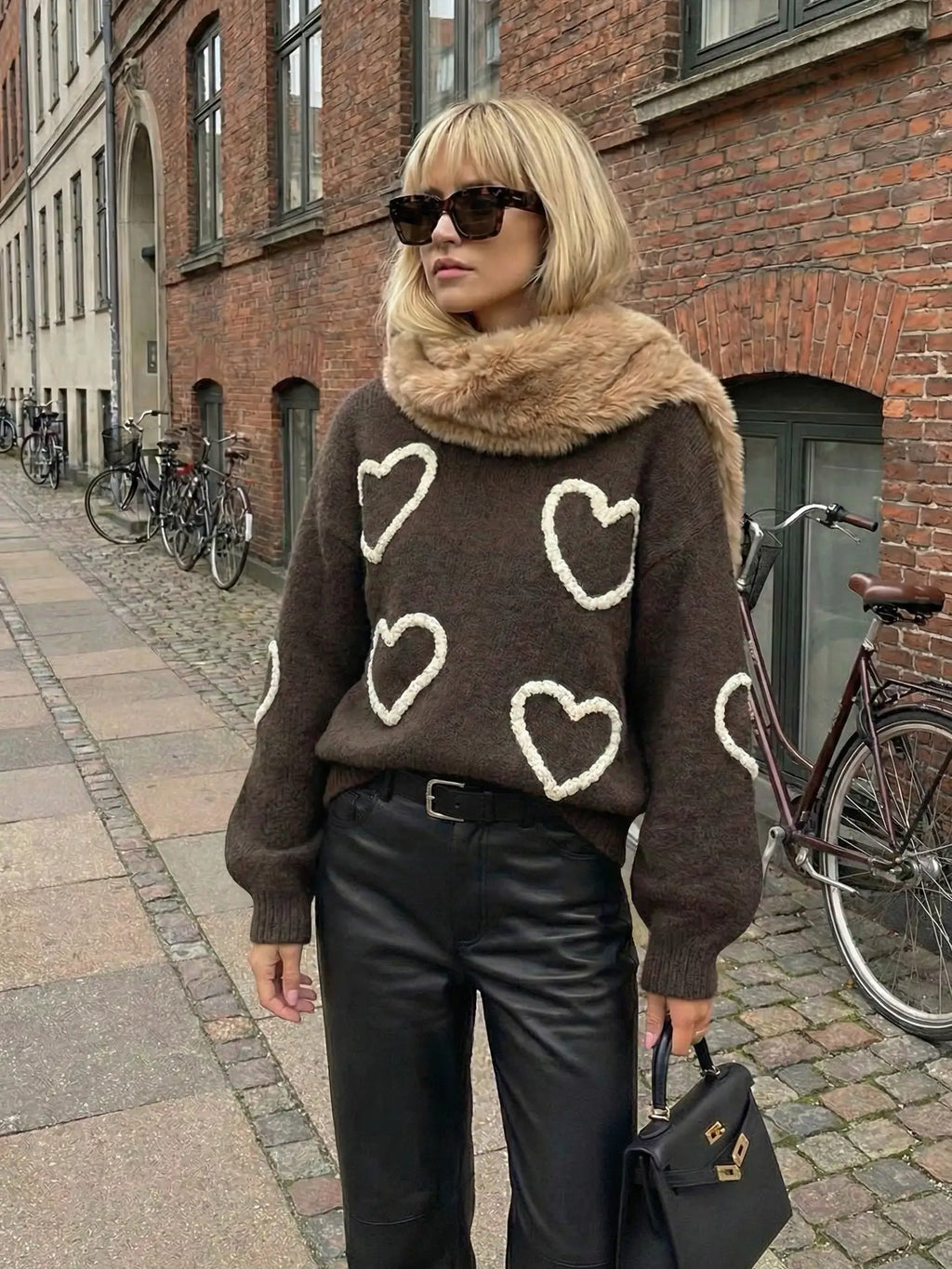 GEBREIDE TRUI MET HARTJESBORDUURSEL