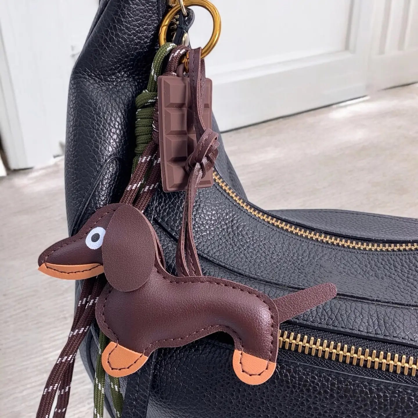Tashanger en sleutelhanger hond en chocolade